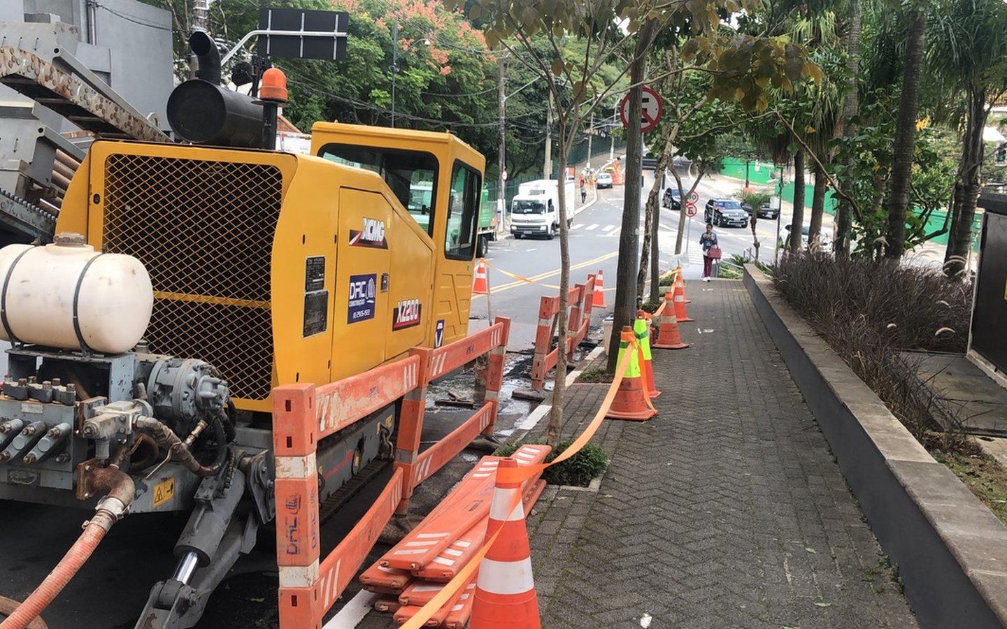 Perfuratriz direcional XCMG XZ200 da DRC operando na calçada de uma avenida em São Paulo, com a via em funcionamento normal ao fundo